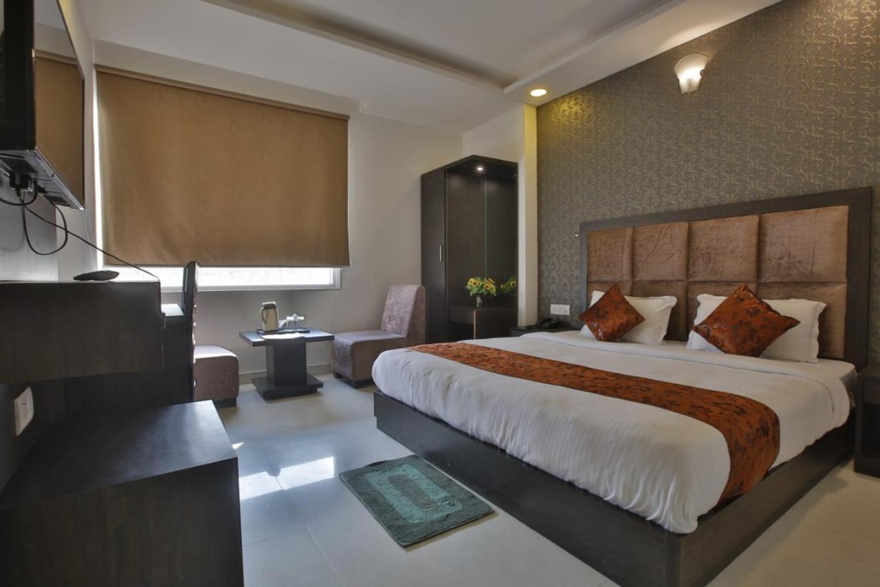 Hotel Aashiyana Inn New Delhi Exterior photo